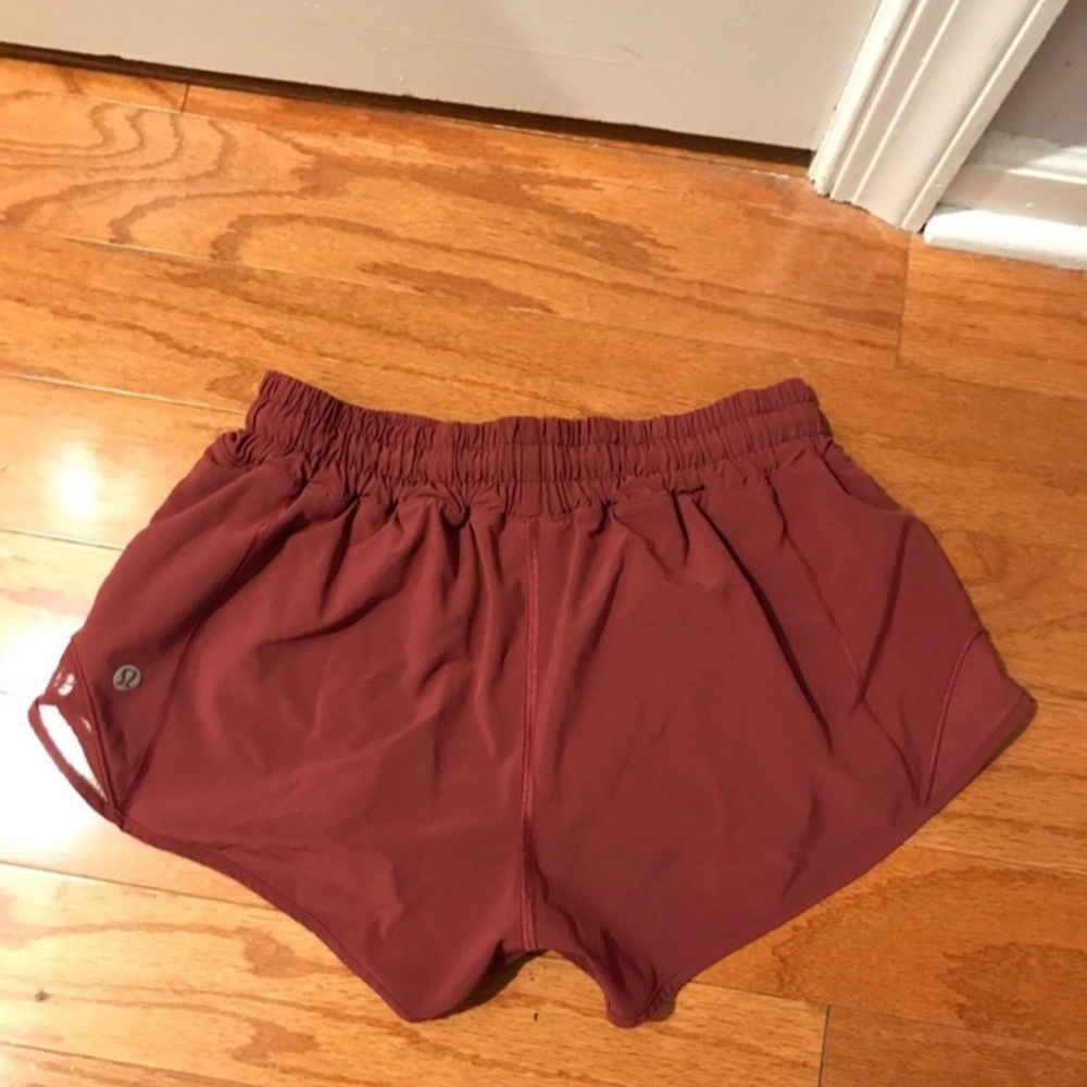 Lululemon 2.5 shorts hotty hot - Picture 2 of 3